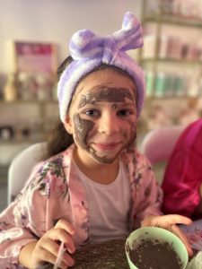 petite-fille-masque-chocolat-soin-visage-rituel
