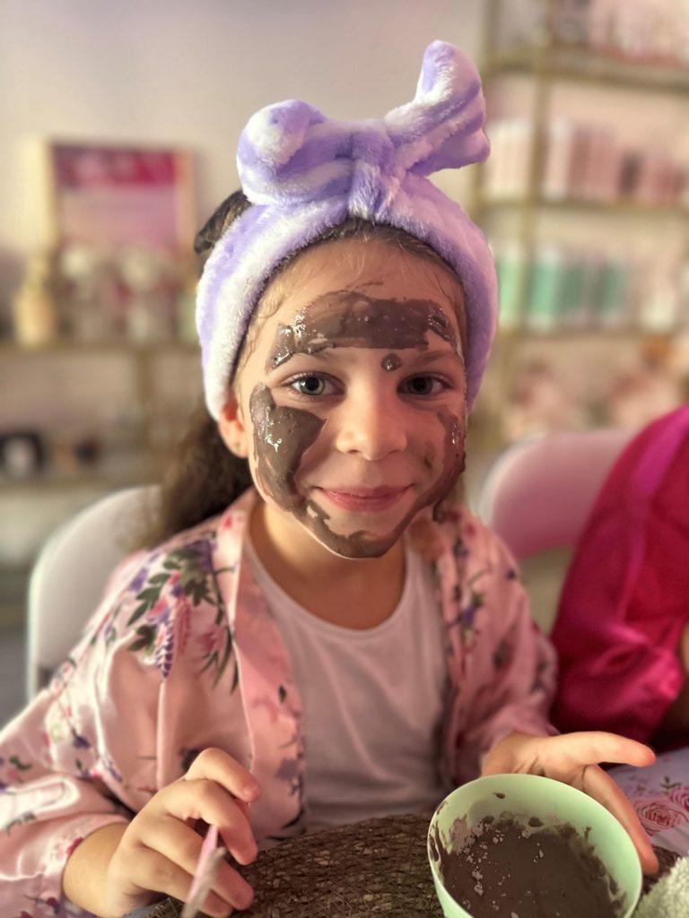 petite-fille-masque-chocolat-soin-visage-rituel