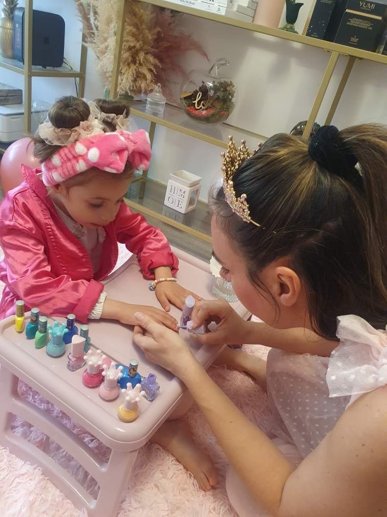 Les soins esthétiques sont-ils adaptés à nos enfants ? Réponses à toutes vos questions